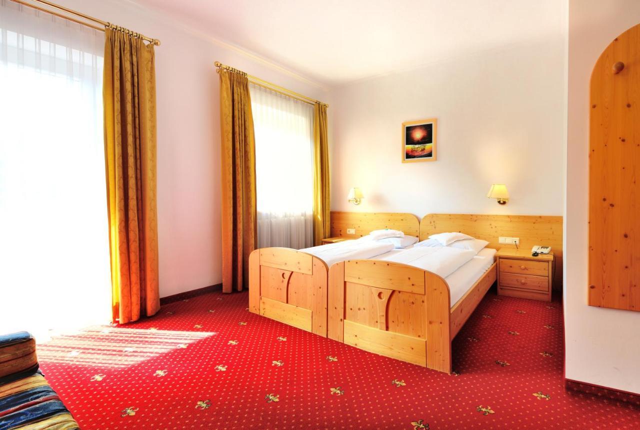 Hotel Dolomiten Dobbiaco Eksteriør billede