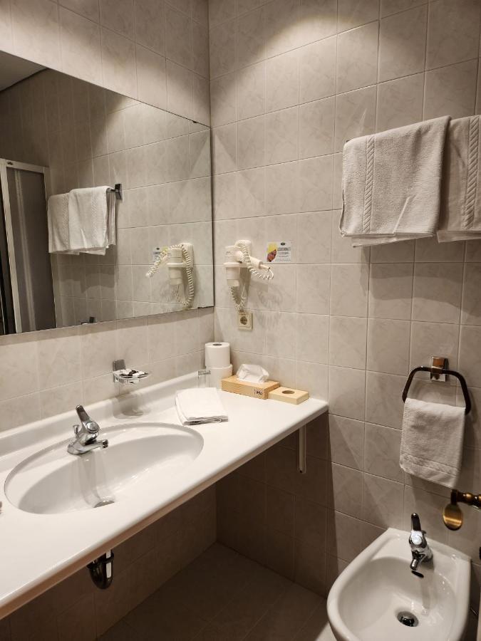 Hotel Dolomiten Dobbiaco Eksteriør billede