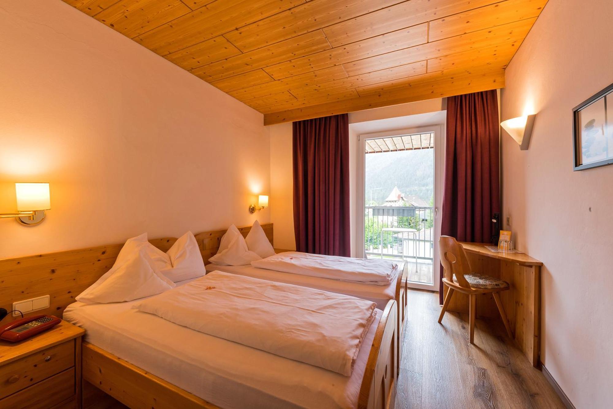 Hotel Dolomiten Dobbiaco Eksteriør billede