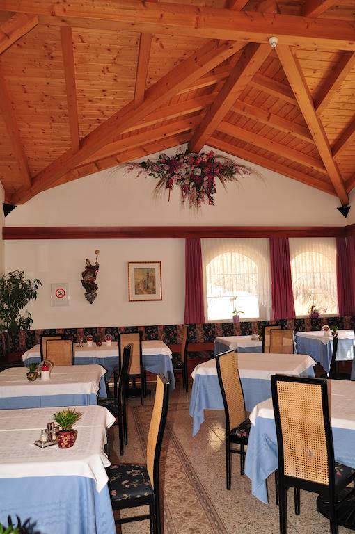 Hotel Dolomiten Dobbiaco Eksteriør billede