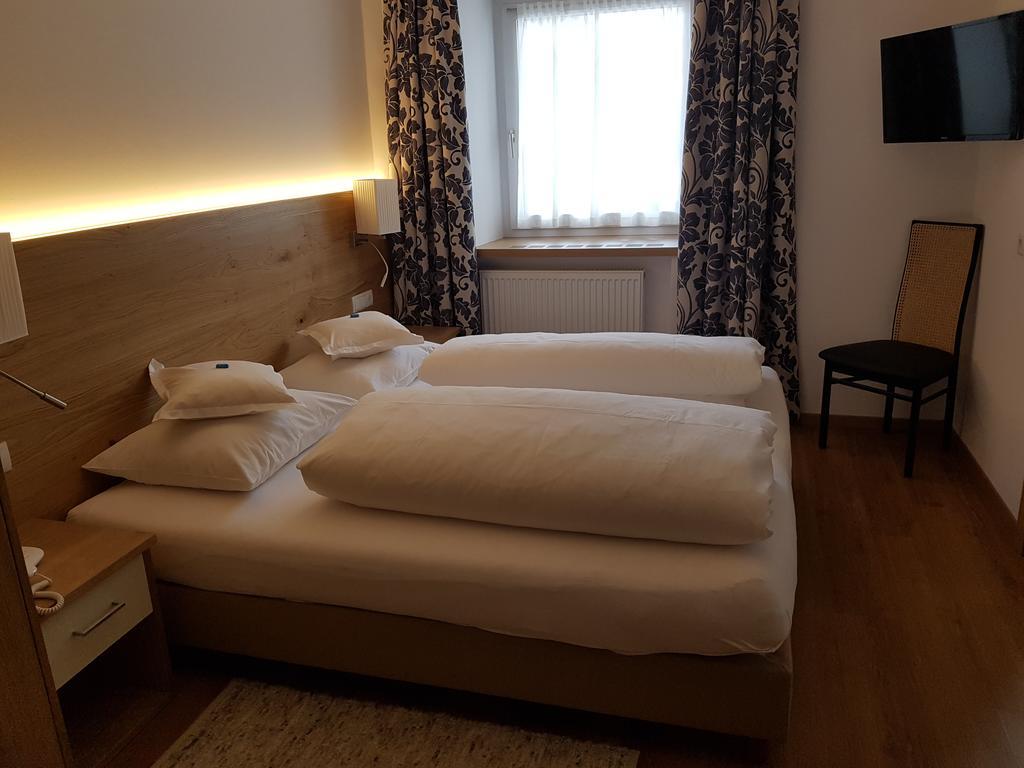 Hotel Dolomiten Dobbiaco Eksteriør billede